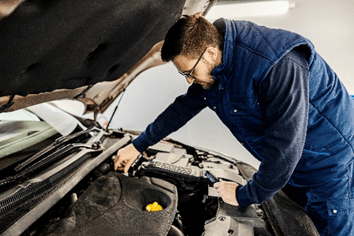 Un mécanicien controlant le moteur d'une voiture